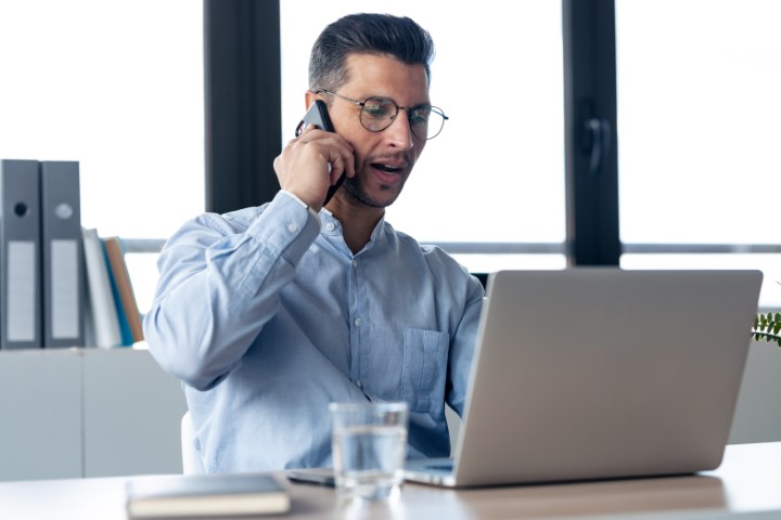 ondernemer-met-laptop-aan-de-telefoon